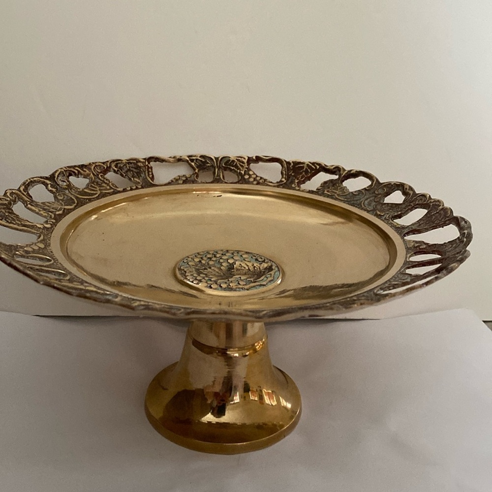 Brass pedestal stand. Beautiful vintage piece